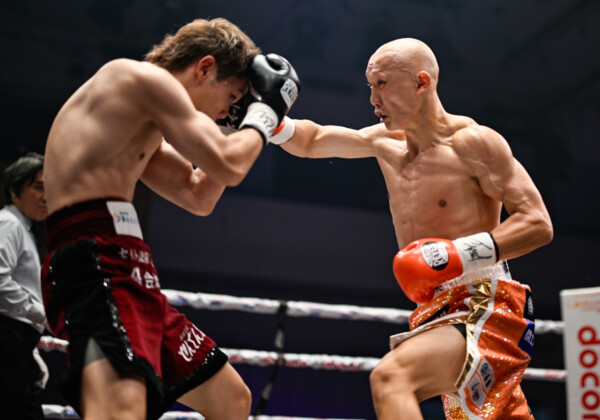 前半は松本圭佑（右）がリードしたが…（写真・山口裕朗）
