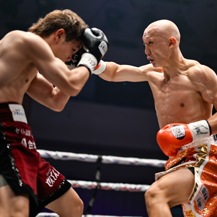 前半は松本圭佑（右）がリードしたが…（写真・山口裕朗）