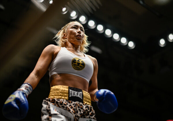 山本美憂が衝撃のＴＫＯ勝利でボクシングデビュー戦を飾る（写真・山口裕朗）