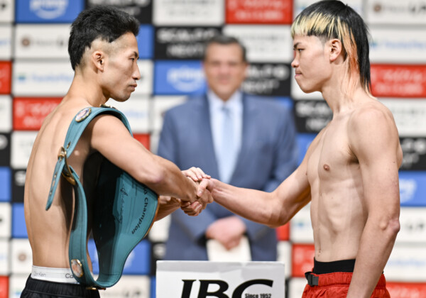 井上拓真と那須川天心が計量後のフェイスオフで握手（写真・山口裕朗）