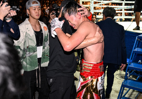 天心は父弘幸さんの顔を見ると号泣した（写真・山口裕朗）