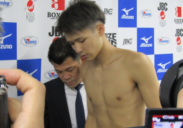 亀田興毅氏のジムへ移籍したばかりの12戦無敗のホープ佐野遥渉が100グラムが落ちずに計量失格となった