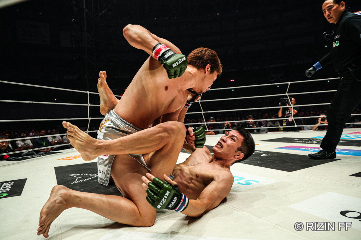 青木真也は朝倉未来のパウンドに沈む（写真・RIZIN FF)
