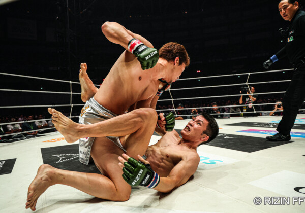青木真也は朝倉未来のパウンドに沈む（写真・RIZIN FF)