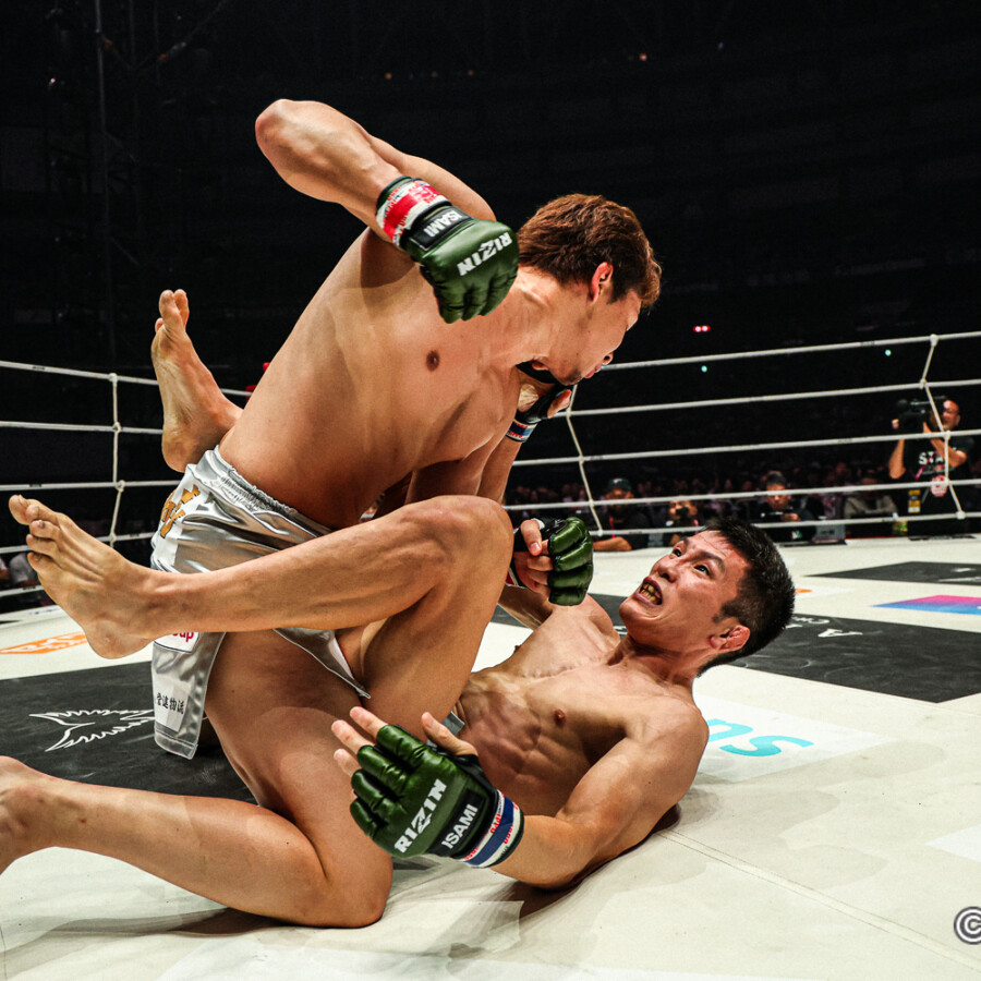 青木真也は朝倉未来のパウンドに沈む(写真・RIZIN FF)