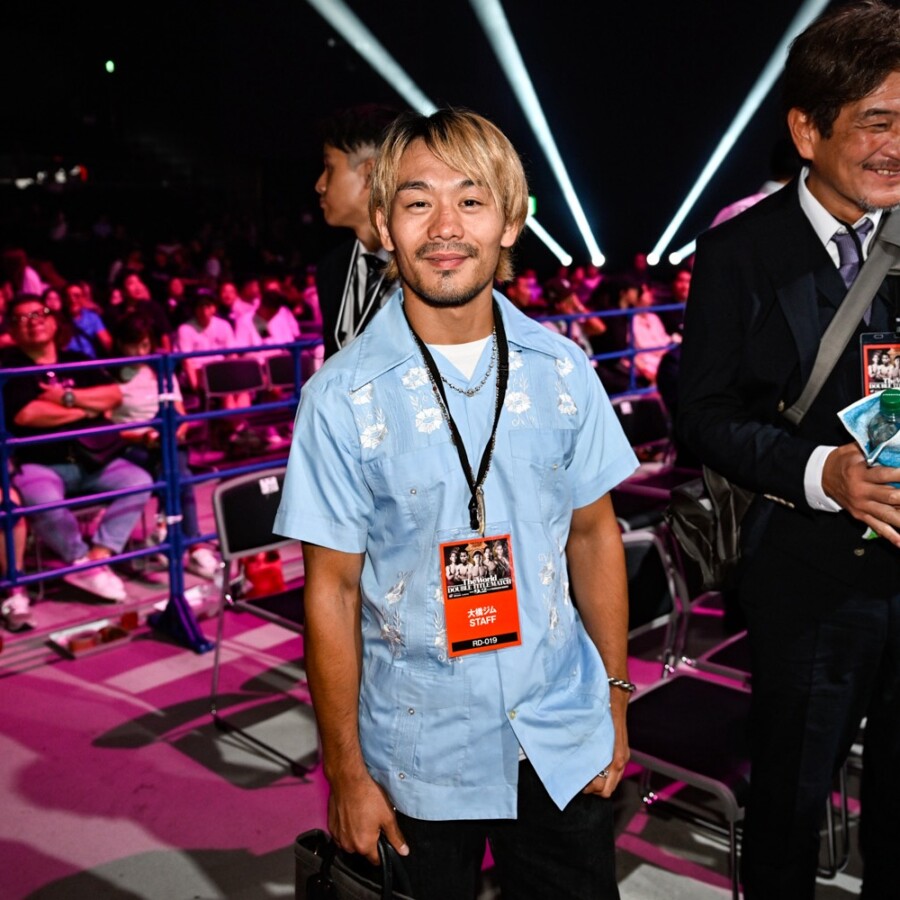 横浜BUNTAIに来場した元WBA世界バンタム級王者の堤聖也(写真・山口裕朗)
