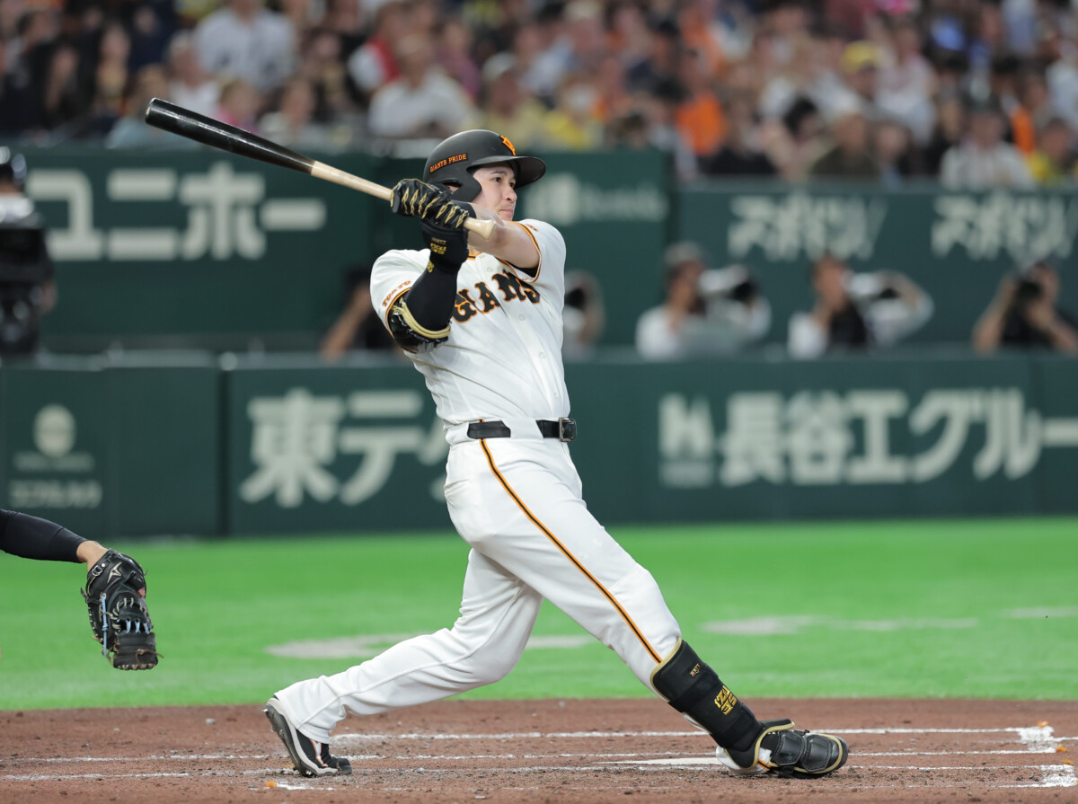 巨人の泉口が好投を続けていた中日の金丸からサヨナラ2ランを放つ（資料写真・スポーツ報知/アフロ）