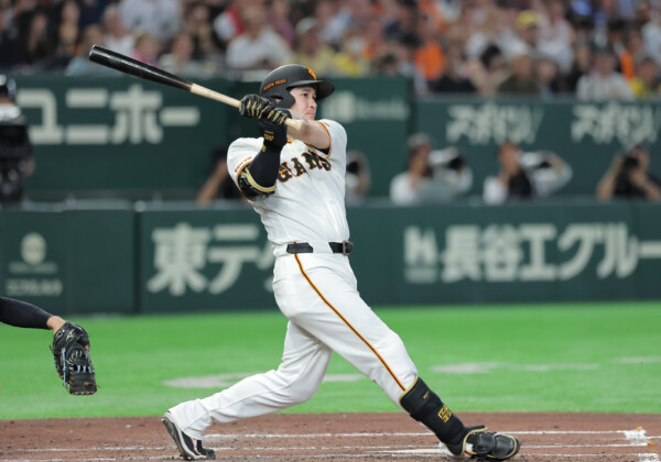 巨人の泉口が好投を続けていた中日の金丸からサヨナラ2ランを放つ（資料写真・スポーツ報知/アフロ）