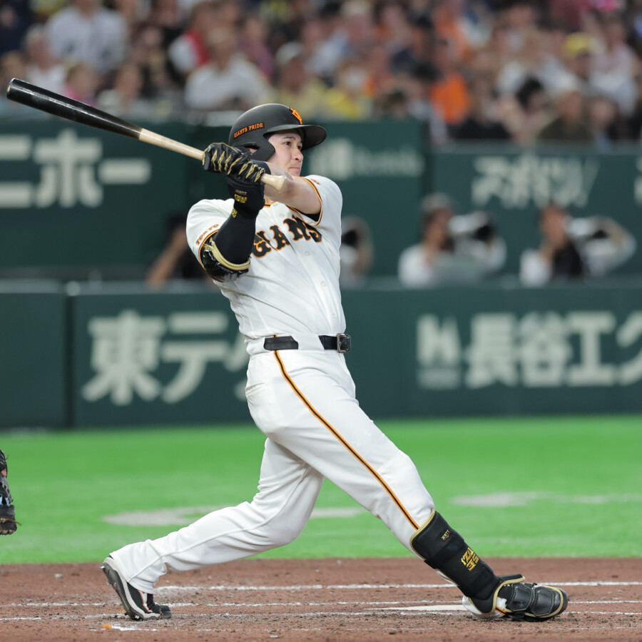 巨人の泉口が好投を続けていた中日の金丸からサヨナラ2ランを放つ（資料写真・スポーツ報知/アフロ）