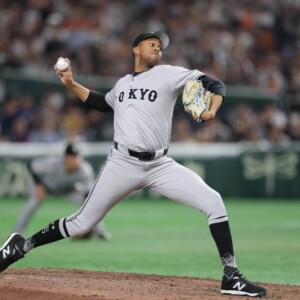 巨人がプロ野球タイ記録となる執念の10人継投で広島との延長戦を制した。最後は守護神のマルティネスが3人で締める（資料写真・スポーツ報知/アフロ）