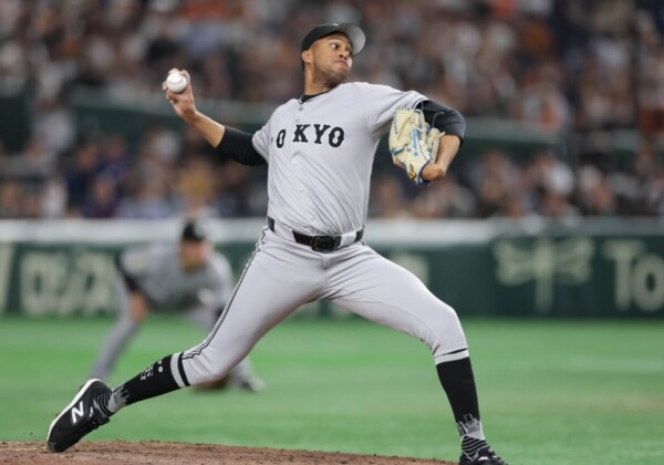 巨人がプロ野球タイ記録となる執念の10人継投で広島との延長戦を制した。最後は守護神のマルティネスが3人で締める（資料写真・スポーツ報知/アフロ）