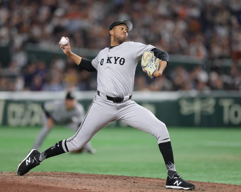 巨人がプロ野球タイ記録となる執念の10人継投で広島との延長戦を制した。最後は守護神のマルティネスが3人で締める（資料写真・スポーツ報知/アフロ）