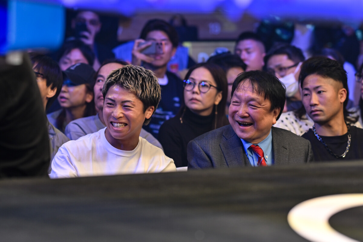 リングサイドで井上尚弥と大橋会長は緊急会談を持った（写真・山口裕朗）