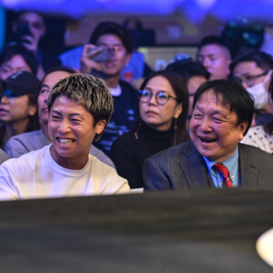 リングサイドで井上尚弥と大橋会長は緊急会談を持った（写真・山口裕朗）
