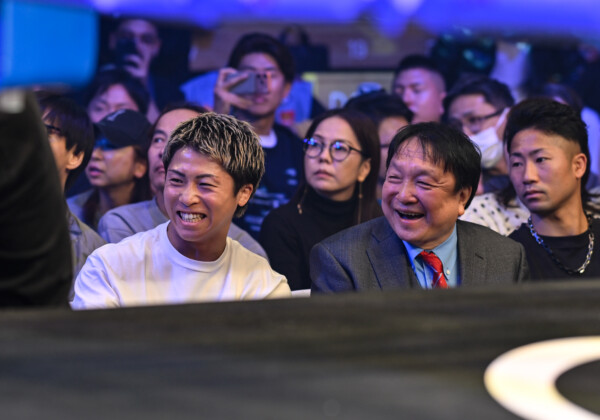 リングサイドで井上尚弥と大橋会長は緊急会談を持った（写真・山口裕朗）