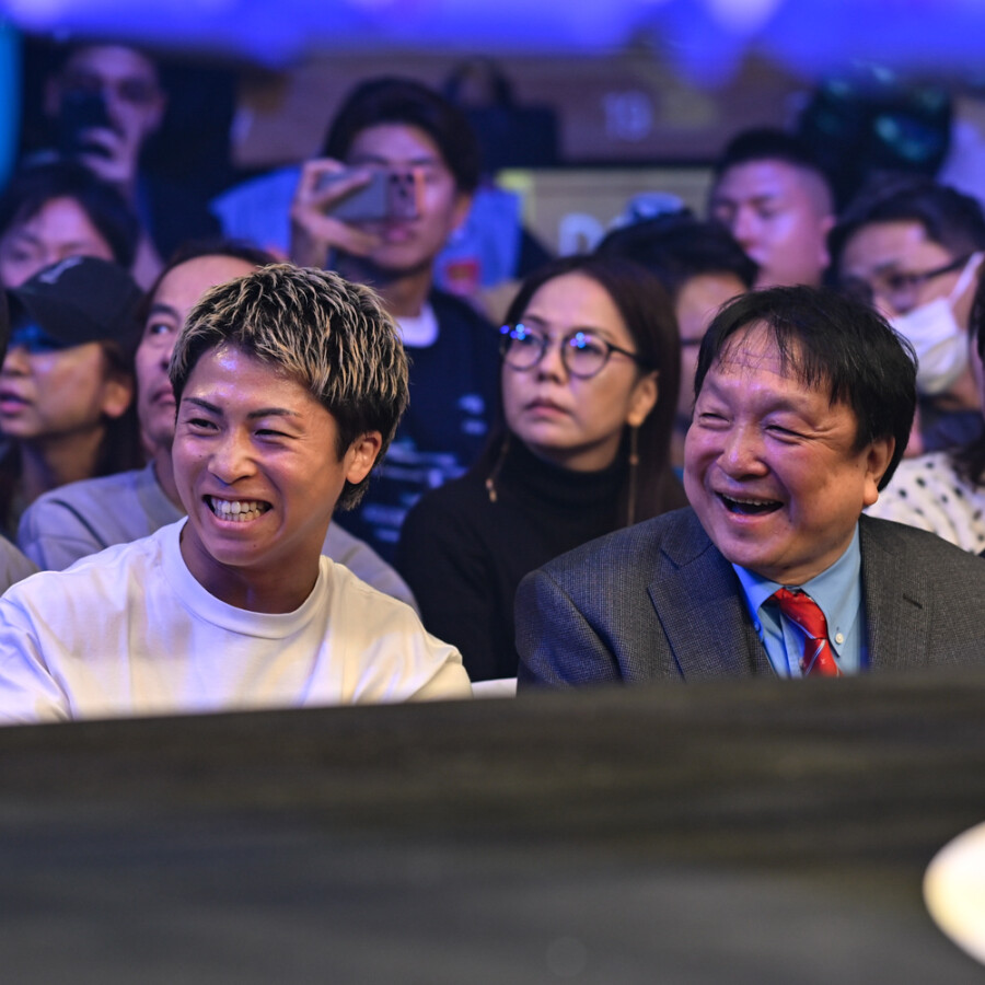 リングサイドで井上尚弥と大橋会長は緊急会談を持った(写真・山口裕朗)