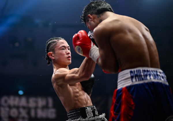 片岡雷斗が高速コンビネーションをフィリピンの強豪に浴びせた（写真・山口裕朗）