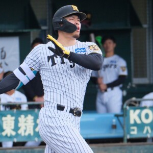 3冠王の佐藤輝明は4打数ノーヒットに終わり9回に途中交代（資料写真・黒田史夫）