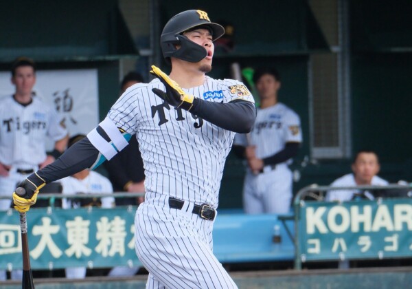 3冠王の佐藤輝明は4打数ノーヒットに終わり9回に途中交代（資料写真・黒田史夫）