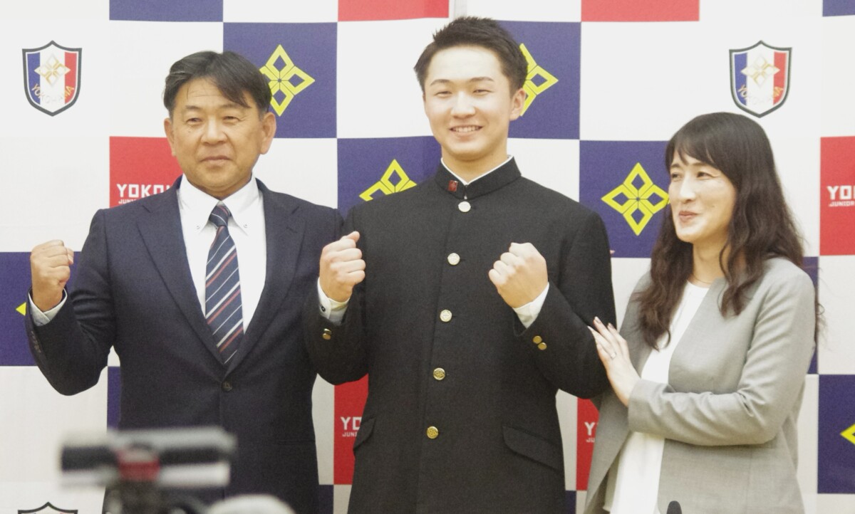 巨人の3位指名された横浜高の池田聖摩とご両親