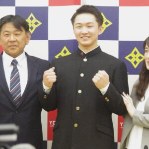 巨人の3位指名された横浜高の池田聖摩とご両親