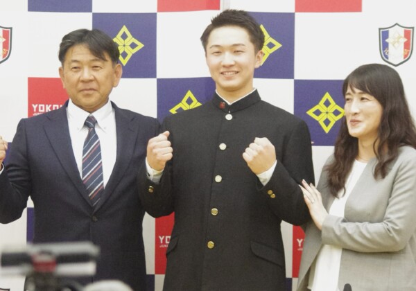 巨人の3位指名された横浜高の池田聖摩とご両親