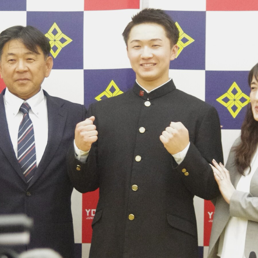 巨人の3位指名された横浜高の池田聖摩とご両親