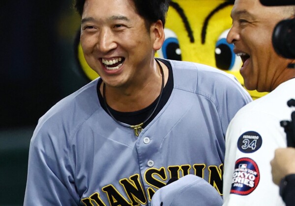 阪神が2027年のコーチングスタッフを発表。連覇を果たした藤川監督とは2029年まで契約を延長した（写真：ロイター/アフロ）