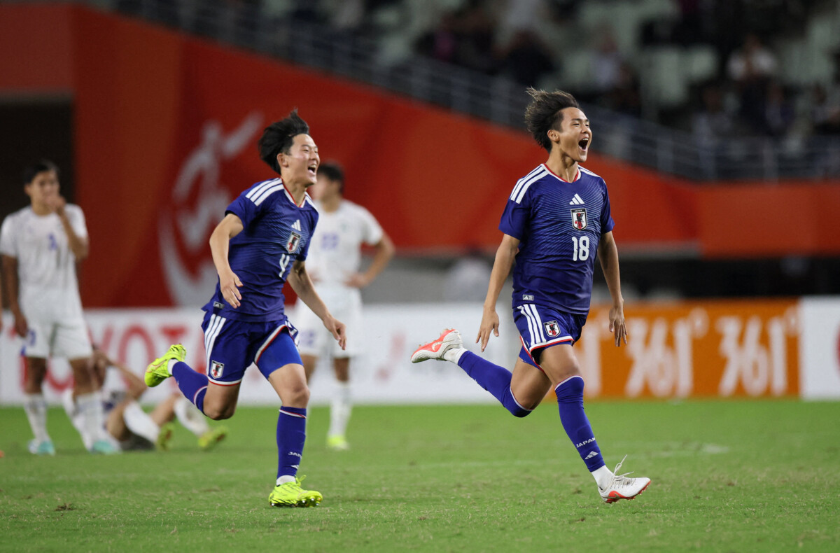 PK戦で日本がウズベキスタンに勝利し共に決めた島本悠大と土屋櫂大も歓喜（写真・ロイター/アフロ）