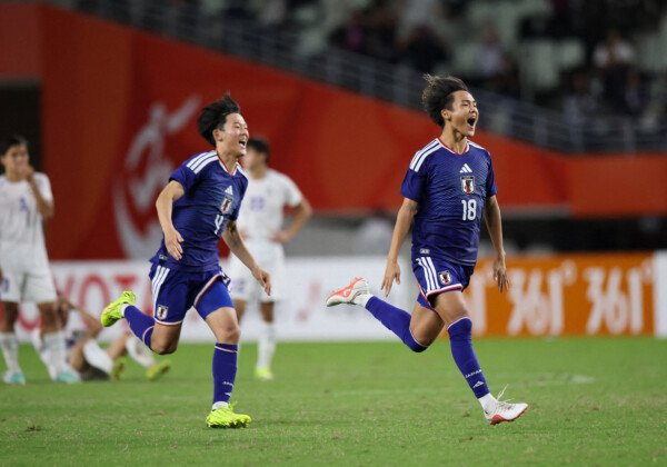 PK戦で日本がウズベキスタンに勝利し共に決めた島本悠大と土屋櫂大も歓喜（写真・ロイター/アフロ）