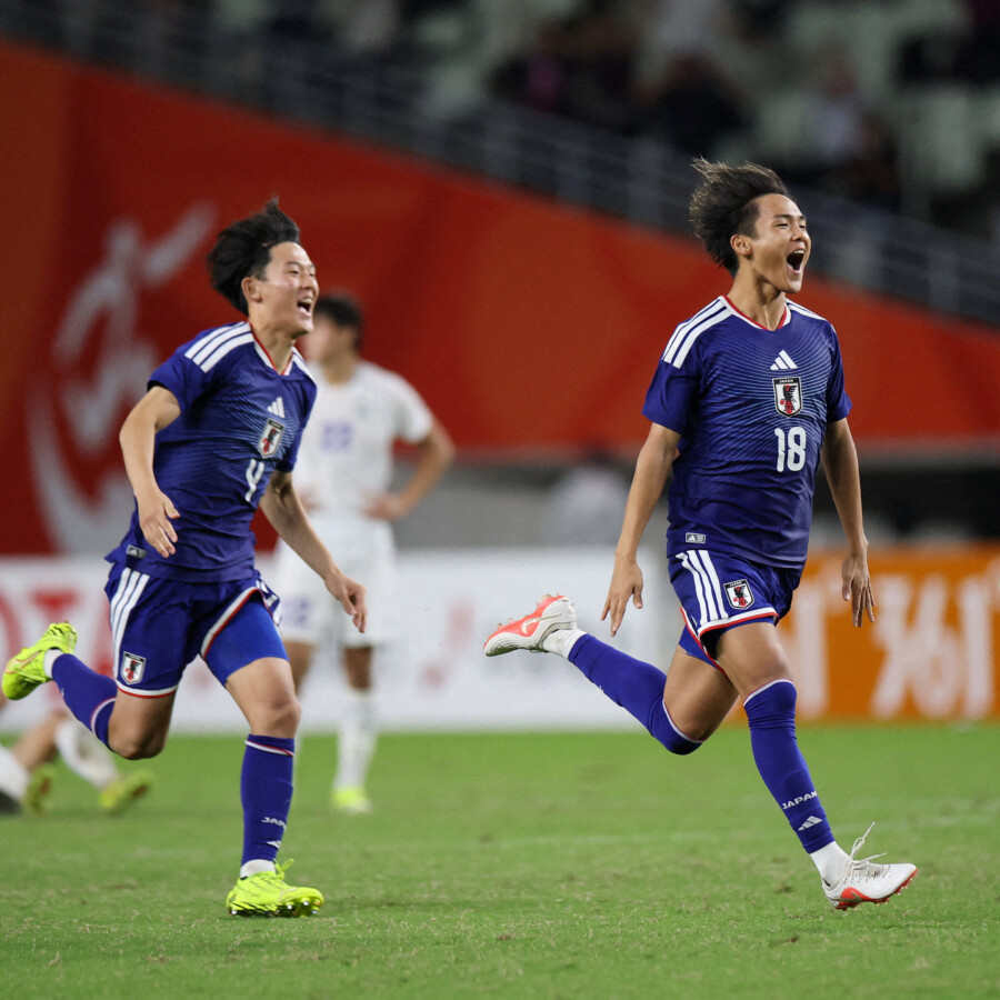 PK戦で日本がウズベキスタンに勝利し共に決めた島本悠大と土屋櫂大も歓喜（写真・ロイター/アフロ）
