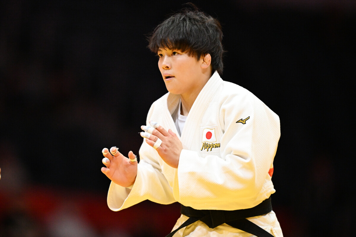 金メダルを獲得した前田凜が中国の唐婧に腕を噛まれた（写真：松尾/アフロスポーツ）