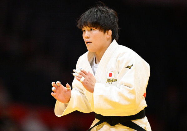 金メダルを獲得した前田凜が中国の唐婧に腕を噛まれた（写真：松尾/アフロスポーツ）
