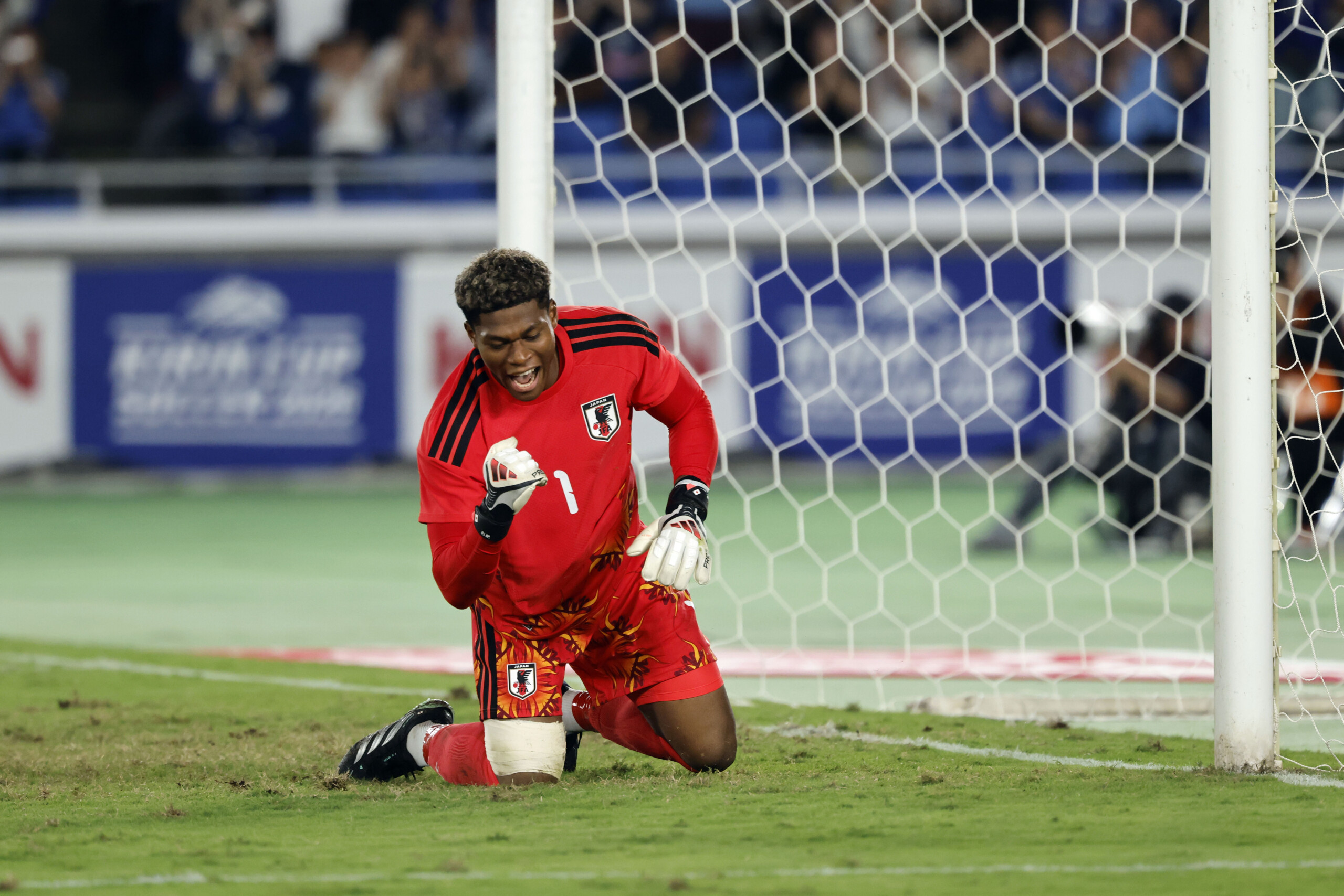 自分から先に動く」なぜGK鈴木彩艶は15年ぶり勝利のPK戦で”神セーブ”を