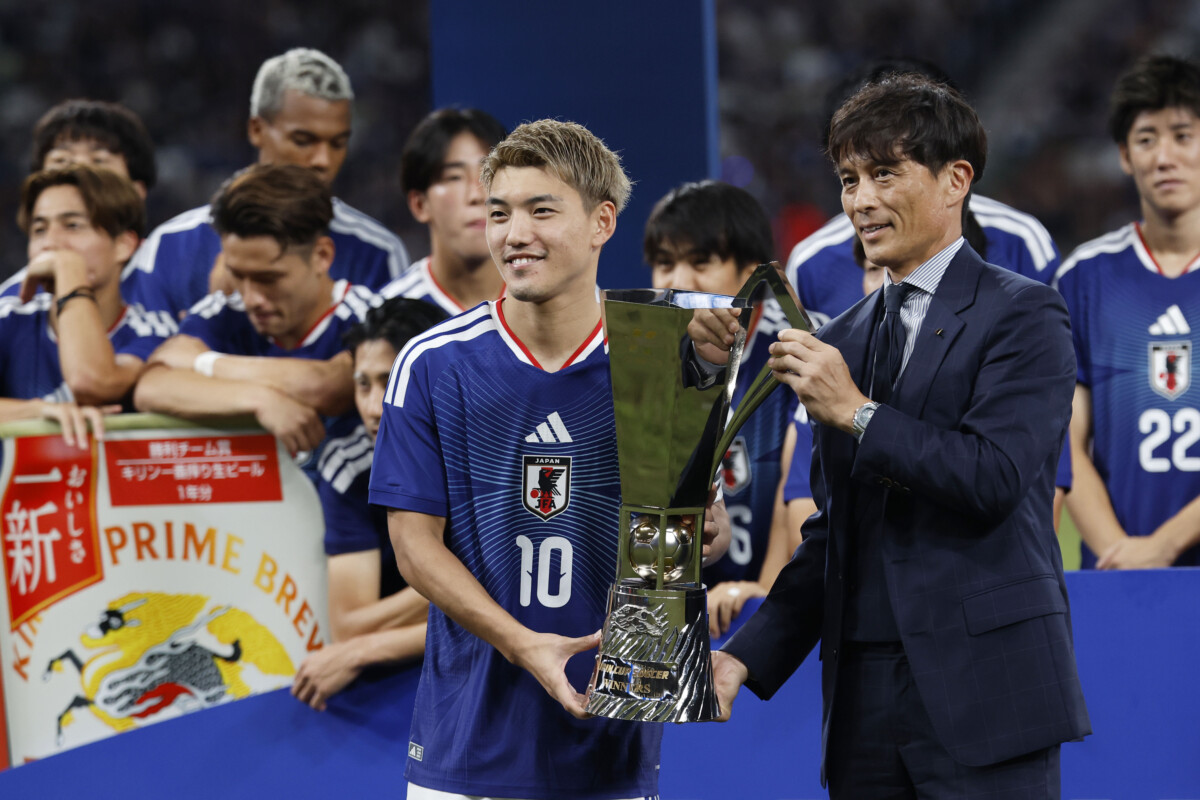 堂安律の勝ち越しゴールでＮＺを下してキリンカップ優勝。JFAの宮本恒靖会長から優勝杯を授与された（写真：なかしまだいすけ/アフロ）