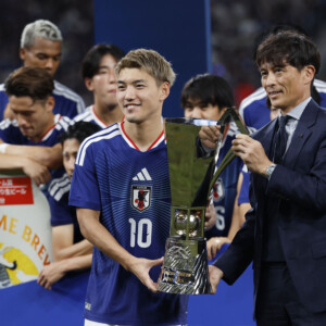 堂安律の勝ち越しゴールでＮＺを下してキリンカップ優勝。JFAの宮本恒靖会長から優勝杯を授与された（写真：なかしまだいすけ/アフロ）