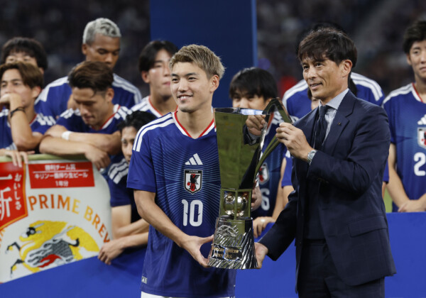 堂安律の勝ち越しゴールでＮＺを下してキリンカップ優勝。JFAの宮本恒靖会長から優勝杯を授与された（写真：なかしまだいすけ/アフロ）