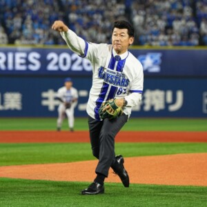 日本シリーズ第1戦の始球式を務めた前監督の三浦大輔氏（横浜DeNAベイスターズ公式Ｘより）