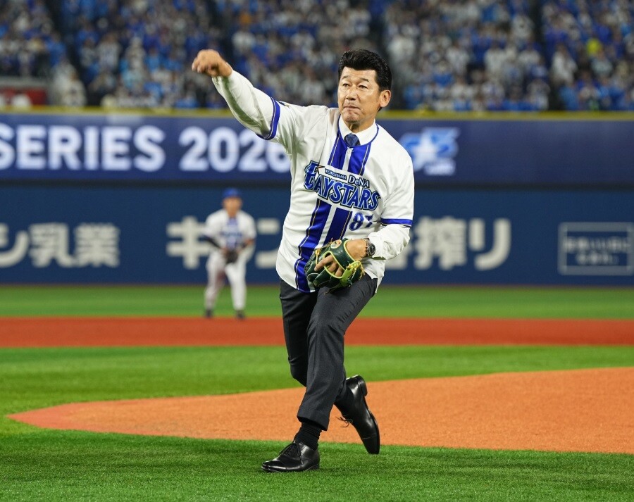 日本シリーズ第1戦の始球式を務めた前監督の三浦大輔氏(横浜DeNAベイスターズ公式Xより)