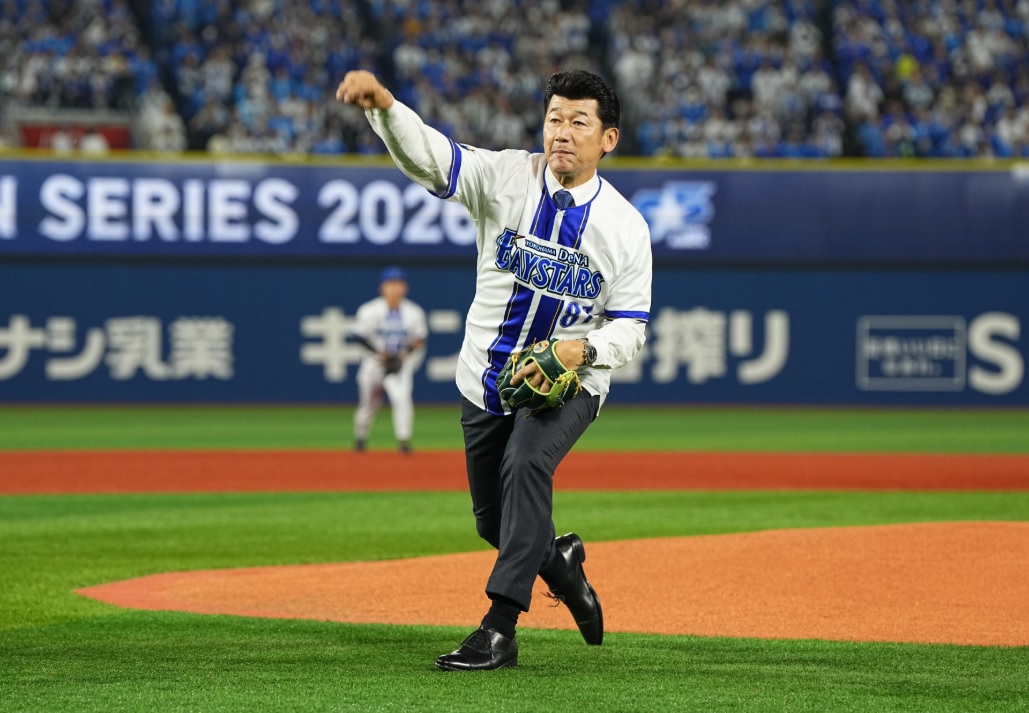 日本シリーズ第1戦の始球式を務めた前監督の三浦大輔氏（横浜DeNAベイスターズ公式Ｘより）