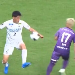 藤枝ＦＷ川本が蹴ったボールが徳島ＤＦ田中の左手に当たったように見える（DAZN中継より）