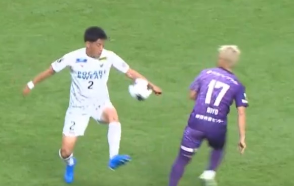 藤枝ＦＷ川本が蹴ったボールが徳島ＤＦ田中の左手に当たったように見える（DAZN中継より）