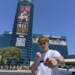 ラスベガスのMGMグランドホテルに掲げられた巨大看板を前に井上尚弥がポーズ（写真提供・大橋ジム）