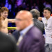 井上尚弥を支える父でトレーナーの真吾氏（右）は試合前に相手のトレーナーの握手を無視していた（写真・山口裕朗）