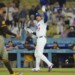 スアレス（左）から報復死球を受けた大谷翔平が自軍がベンチを飛び出すことを制する（写真・AP/アフロ）
