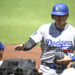 大谷が45号を放った後にヤジを飛ばしていたファンに握手を求めた（写真：Imagn/ロイター/アフロ）