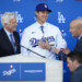 2年前の大谷翔平の入団会見でのスタン・カステンCEO（右）。左はオーナーのマーク・ウォルター（写真・AP/アフロ）