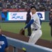 大谷が5回のマウンドを降りた後に自分からの打席が始まることを忘れる（ＭＬＢ公式Ｘより）