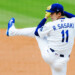 ロバーツ監督が試合中に佐々木を指導するという異例の行動に出た（写真：Creative 2/アフロ）（写真：Creative 2/アフロ）
