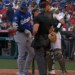 大谷が球審のベルト故障を心配そうにのぞきこむ（ピッチング忍者Ｘより）